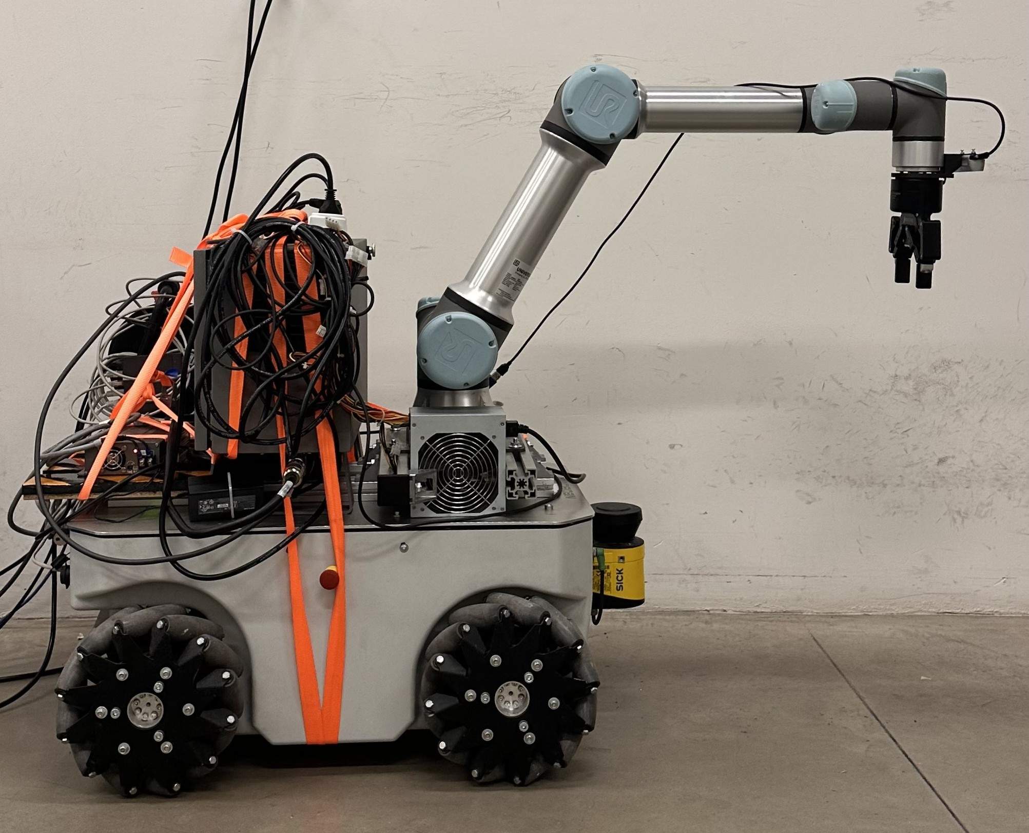Mobile manipulator platform with UR5e on Neobotix
